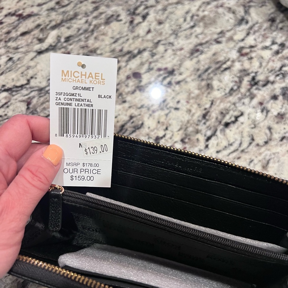 Gorgeous new Micheal Kors wallet. Never been used.